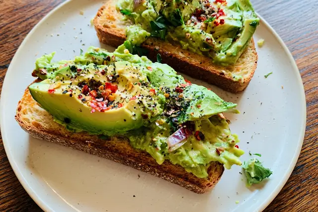 calories in toast with avocado