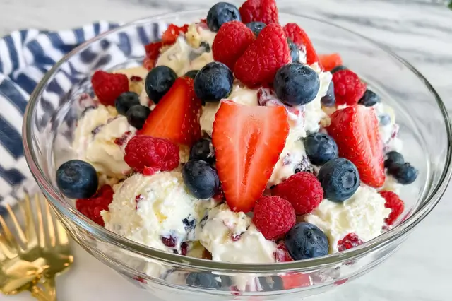 RED WHITE AND BLUE CHEESECAKE SALAD: A Festive Delight 4 4th of July cheesecake salad