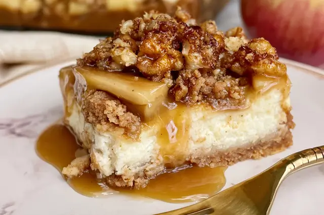 Caramel apple cheesecake bars topped with cinnamon oat streusel and luscious caramel drizzle.