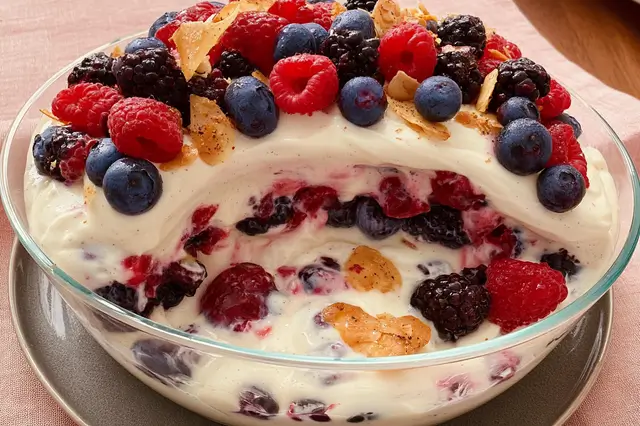 Lush Vanilla Berry Pudding: A Blissful Dessert Treat 3 Creamy lush vanilla berry pudding topped with fresh mixed berries and Nilla Wafers